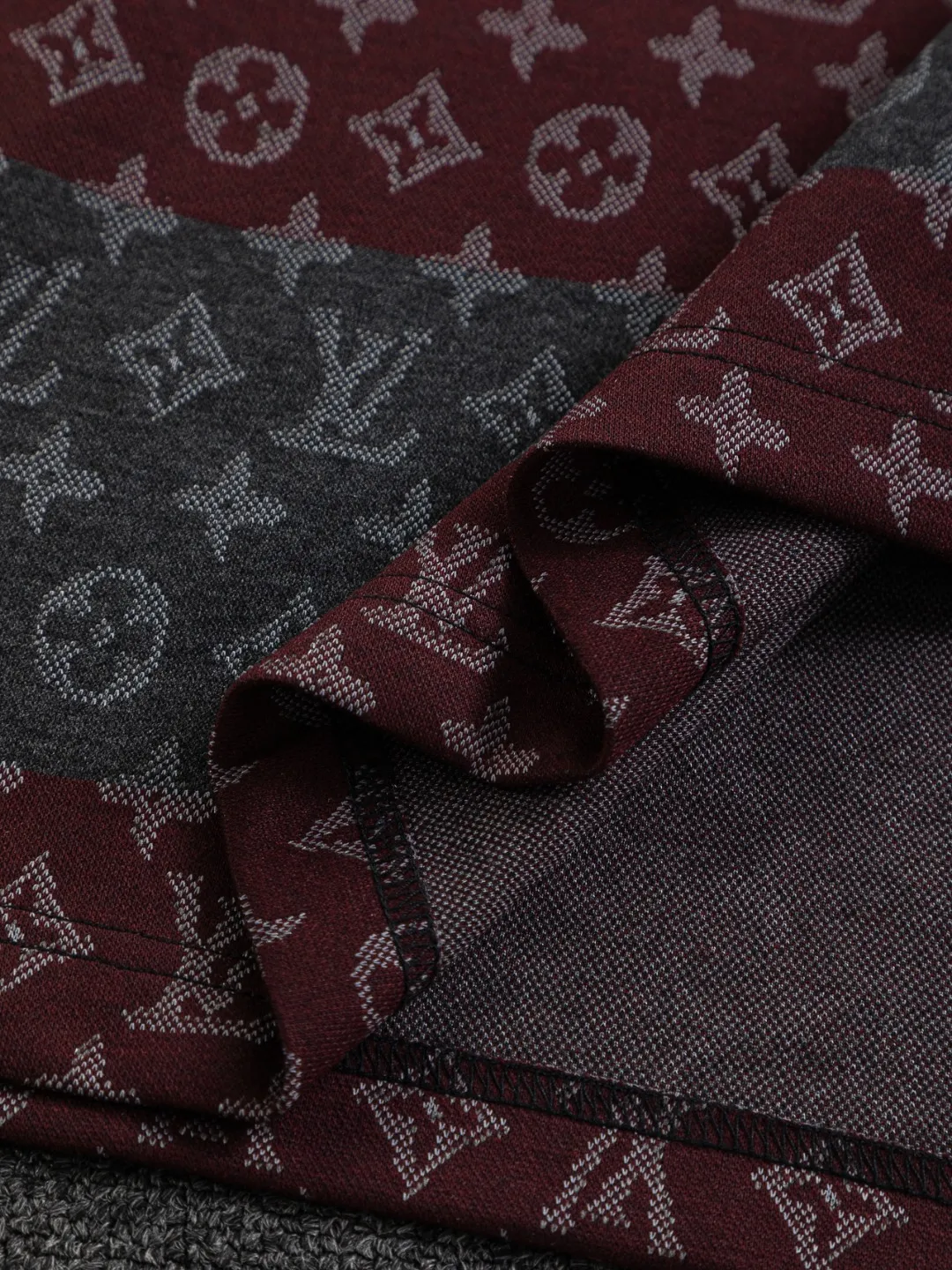🅿️200 Louis Vuitton 1V LV lv slightly wide version S-XL LV 26ss new products are available at counters simultaneously. Multiple craftsmanship. Contrast color jacquard large stripes all over the body 🪡 embroidery. Round neck short-sleeved T-shirt, same style for men and women! Consigned to one-to-one creation. Synchronized with the official website, pure cotton fabrics at the counter! It is close to the skin and comfortable, durable and easy to wear. It has a classic and simple logo design and meticulous original craftsmanship. Short-sleeves, a must-have item for men, do not appear to be the same for the general public, but must be unique and eye-catching. This LV short-sleeve is all about quality, comfort, the same shape and fashion as always, including fabrics and cutting techniques. All of them have been made with great effort! 320 grams of washed pure cotton fabric, pure cotton is breathable, very refreshing and comfortable for daily wear. The rib knitting on the neckline is smooth and tight, and the neckline will not be skewed if you toss it at will. The loose version, you will find that it looks really good on the upper body. The overall is minimalist and neat, super versatile for daily use! Pair it casually with a pair of pants for a youthful look. A T-shirt will make your outfit crazy. It is a fashionable item that can never go wrong! Color: Green Burgundy Size: S-XL Size chart: S: Shoulder width 50-Bust 56-Length 70 M: Shoulder width 52-Bust 57-Length 72 L: Shoulder width 54-Bust 59-Length 74 XL: Shoulder width 56-Bust 62-Length 76